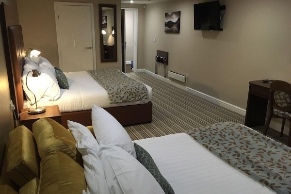 Twin Oaks Hotel